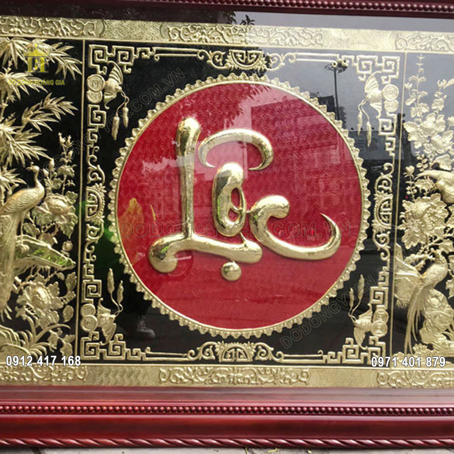 Chữ Lộc được chạm th&uacute;c nổi theo kiểu chữ thư ph&aacute;p ở trung t&acirc;m mặt tranh v&ocirc; c&ugrave;ng đẹp